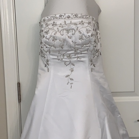 BONNY GORGEOUS SIZE 6 DETAILED WEDDING DRESS ALONG WITH A BEAUTIFUL VEIL - Picture 3 of 16